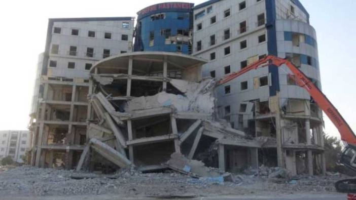 Hatay'da hasarlı 8 katlı hastane ikinci denemede yıkıldı