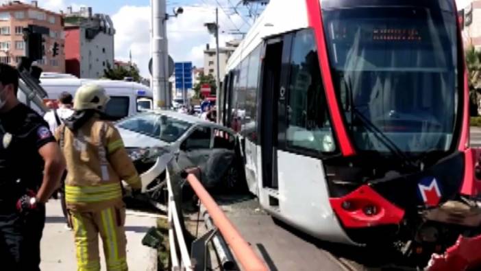 Zeytinburnu'nda hafif ticari araç tramvay yoluna girdi: 1 yaralı