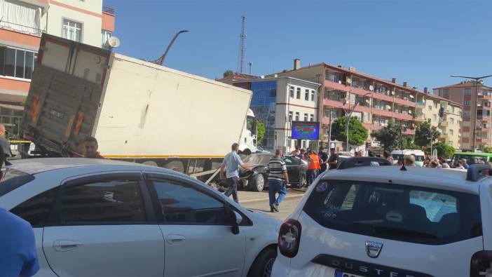 Yozgat'ta freni patlayan kamyon 8 tane arabanın üstünden geçti