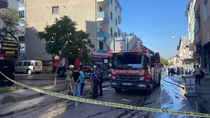 Sultanbeyli'de iki katlı binanın çatısı alev alev yandı