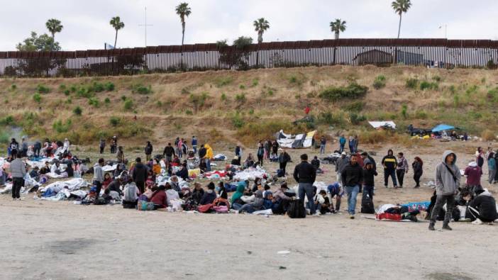 Binlerce göçmen açık bırakılan baraj kapaklarından ABD'ye giriş yapıyor