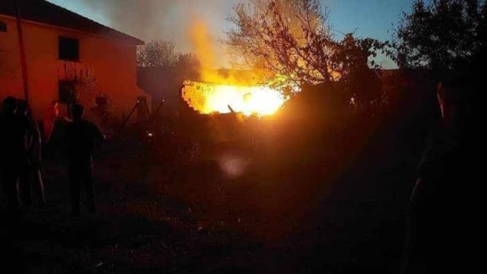 Kastamonu’da çıkan yangında ev samanlık ve römork yandı