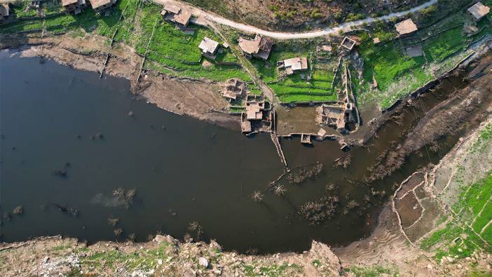 Barajın suları çekildi, su altındaki köy gün yüzüne çıktı