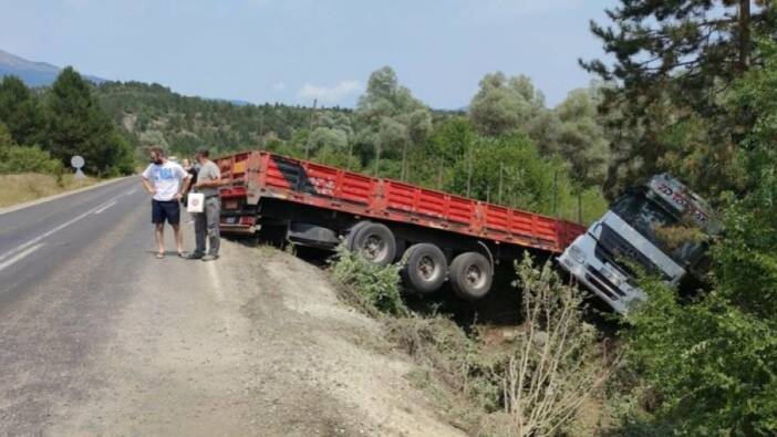 Bolu'da şarampole devrilen tırın sürücü yaralandı