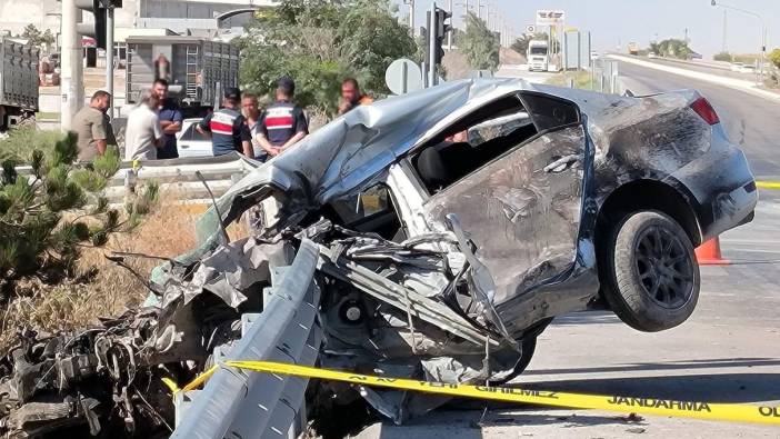 Aksaray'da kontrolden çıkan araba bariyerlere saplandı: Sürücü hayatını kaybetti