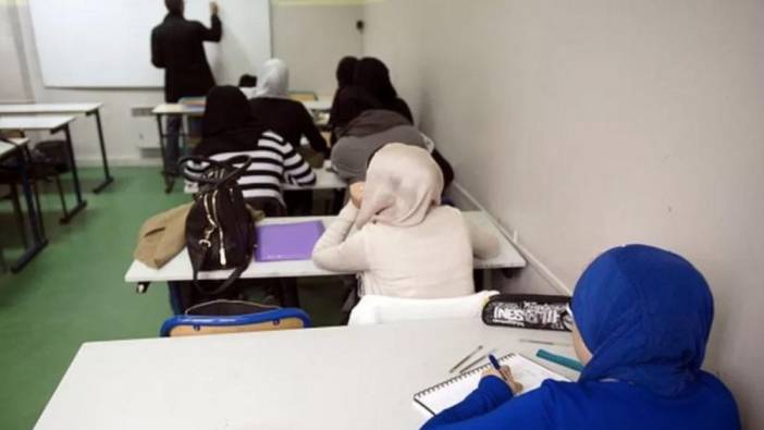 Fransa devlet okullarında “arşaf giyilmesine yasak getirdi