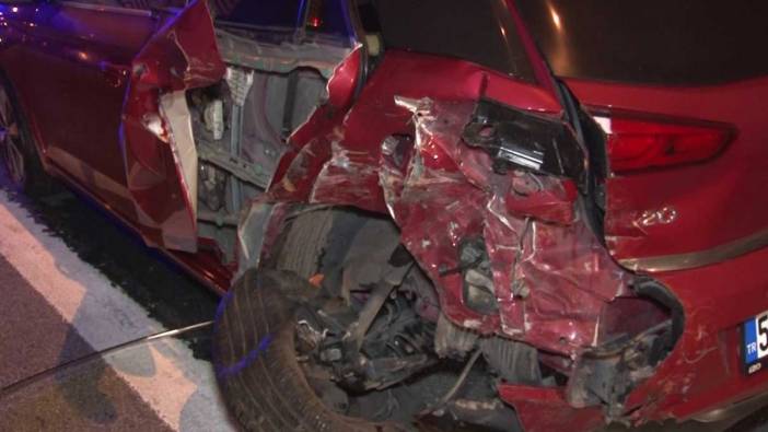 Ticari taksi otomobile arkadan çarptı: 2 yaralı