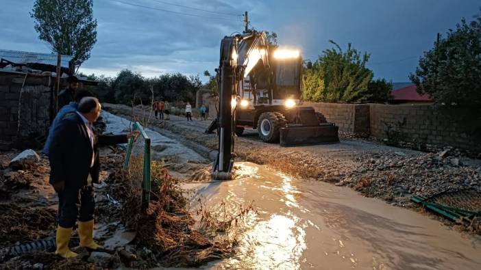 Van Gürpınar'da sağanak yağış su baskınlarına neden oldu