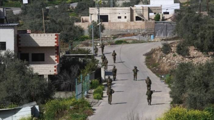 İsrail askerleri Filistinli bir genci yaraladı