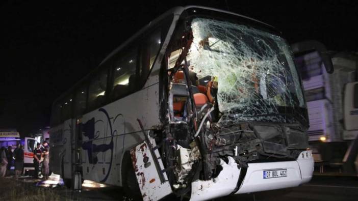 Uşak'ta yolcu otobüsü tıra arkadan çarptı: 15 yaralı
