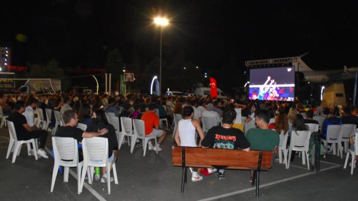 Türkiye-Sırbistan final maçı sahildeki dev ekranda izlendi