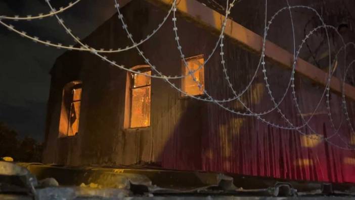 Beyoğlu’nda 2 katlı metruk bina alev alev yandı
