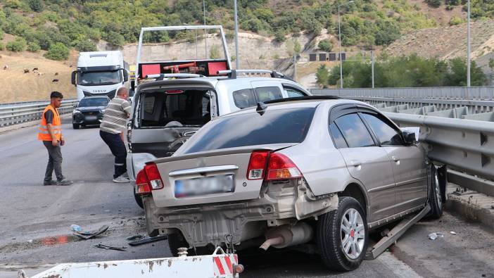 Yol çalışması nedeniyle trafiğin tek şeritten verildiği viyadükte kaza: 5 yaralı