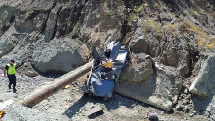 Otomobil şarampole devrildi: Sürücü eşi ve 2 çocuğu öldü