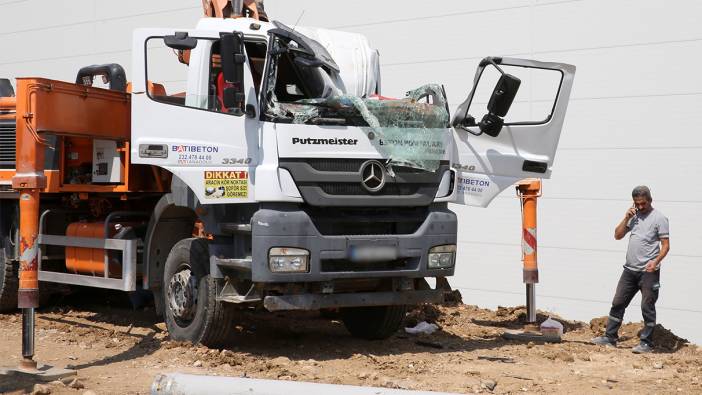 Manisa'da üzerine iş makinesi devrilen kamyonun şoförü yaralandı