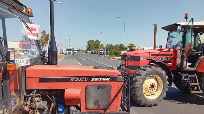 Bosna Hersekli çiftçiler traktörlerle sınır kapısını geçişe kapattı