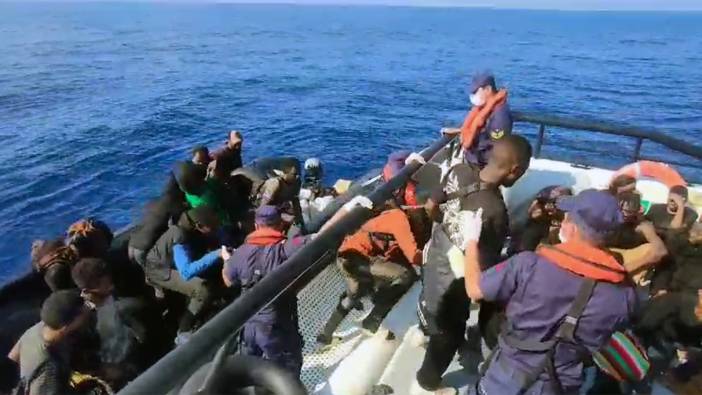 Göçmenleri taşıyan lastik bot arıza yaptı, Sahil Güvenlik kurtardı