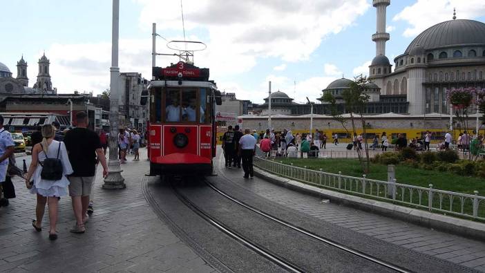 Taksim'in simgesi nostaljik tramvaylarda şarkılarla zaman yolculuğu