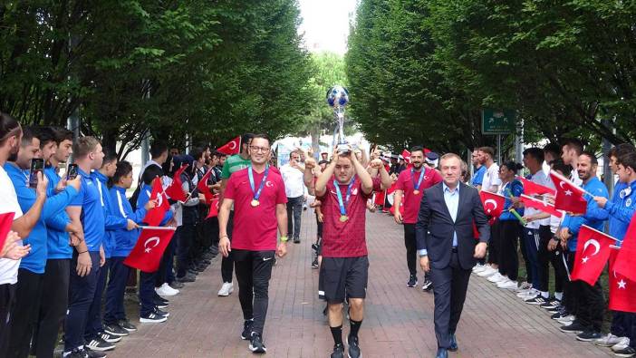 Şampiyon Down Sendromlu Özel Futsal Milli Takımı Kocaeli’de törenle karşılandı