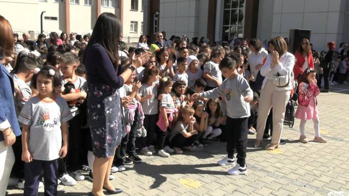 Okulun ilk gününde öğretmeniyle göbek attı!