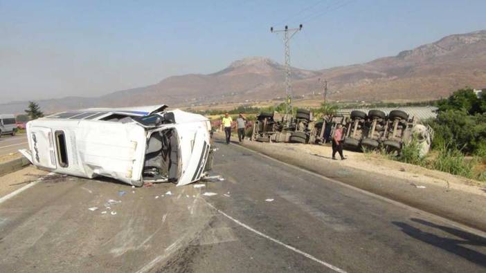 Karaman'da minibüs devrildi: Ölü ve yaralılar var!