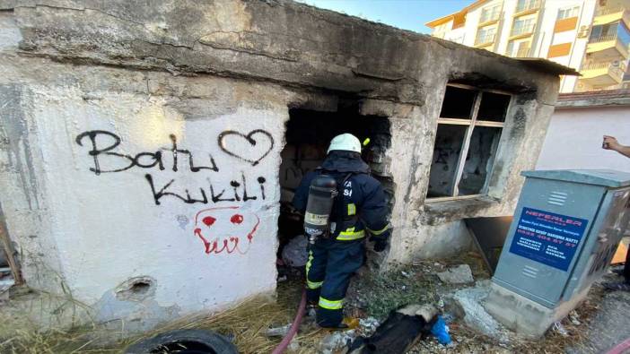 Sokaktan binbir emekle topladıkları yandı, gözyaşlarını tutamadı