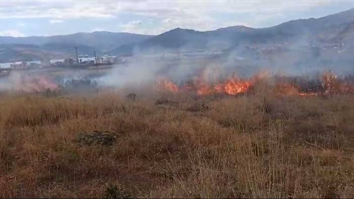 Bitlis'te korkutan örtü yangını!