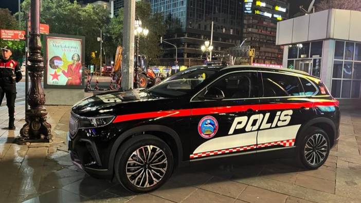 Kızılay Meydanı'nda polis aracı Togg görevde