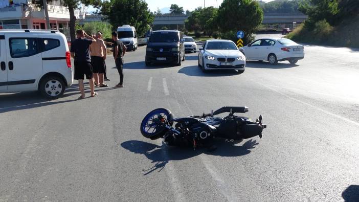 Panelvanla çarpışan motosiklet sürücüsü kaskı sayesinde ölümden döndü