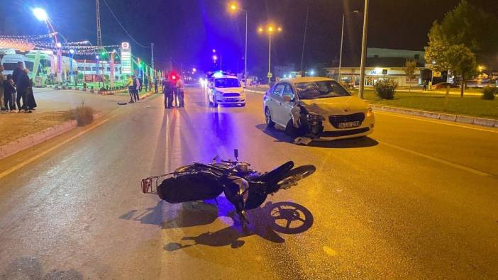 Otomobille çarpışan motosikletli genç ağır yaralandı