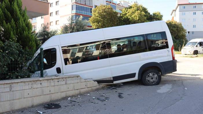 Denizli'de okul servisi ile otomobil çarpıştı: 14 yaralı!