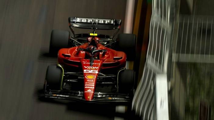 Singapur'da pole pozisyonu Carlos Sainz'ın
