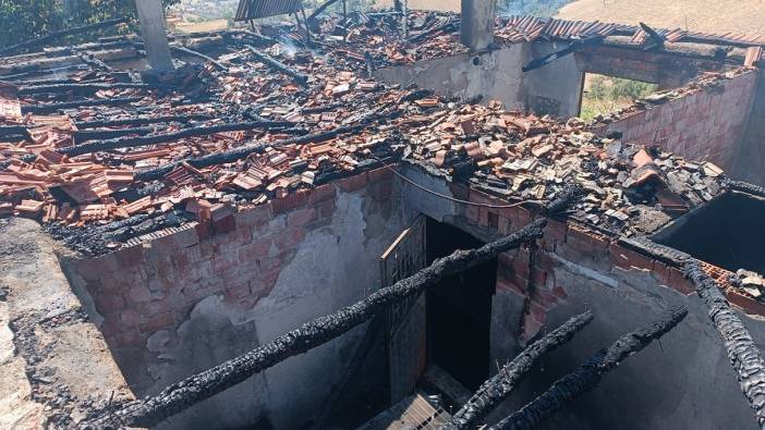 Çıkan yangında 2 katlı ev kül oldu, tütünler vatandaşlarca kurtarıldı