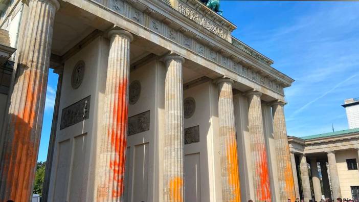 Berlin'de iklim aktivistleri tarihi Brandenburg Kapısı'nı turuncuya boyadı