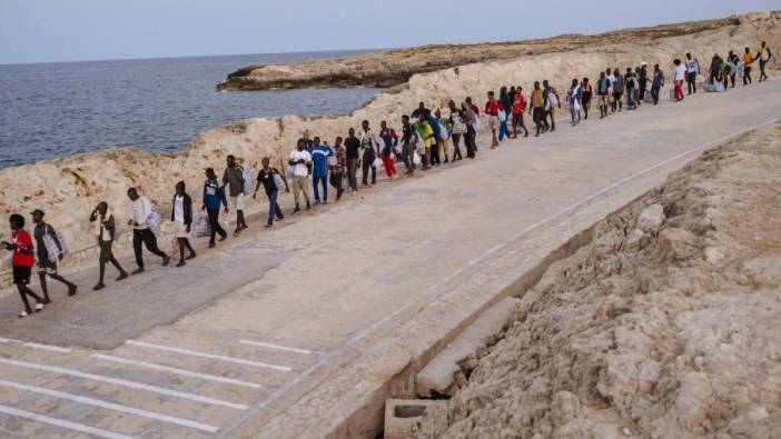 Göç akınına uğrayan adadaki düzensiz göçmenler tahliye ediliyor