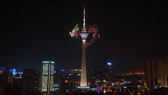 Çin’de bin dronla ejderha gösterisi