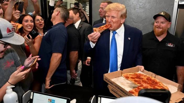 Trump, seçmenlerine bedava pizza dağıttı