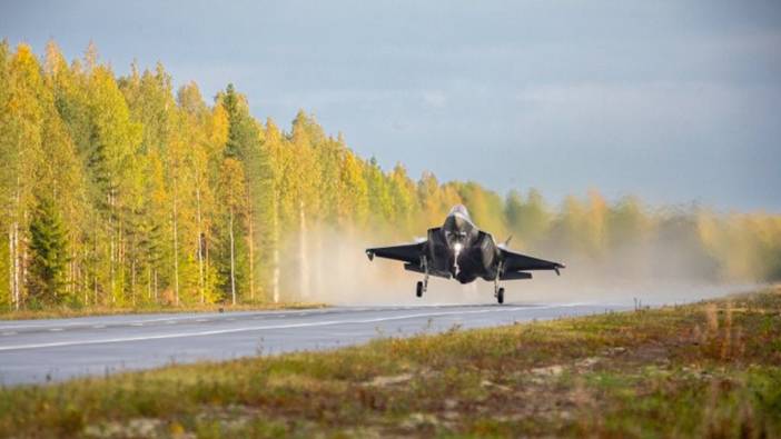 Finlandiya'da F-35 savaş uçağı otoyola iniş yaptı