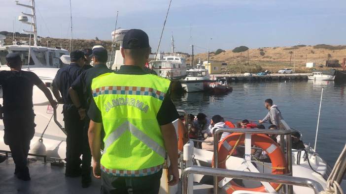 Kaptanı alkollü olan teknede 25 kaçak göçmen yakalandı