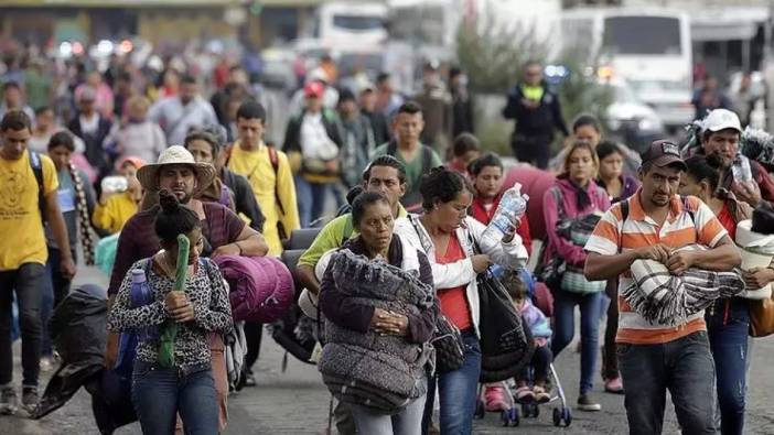 Sınırdaki çalışmayı fırsat bilen göçmenler koşarak ABD’ye geçti