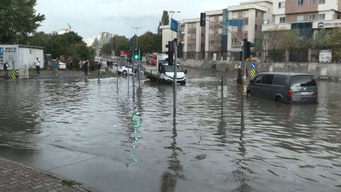 Başakşehir'de yağış nedeniyle araçlar yolda kaldı