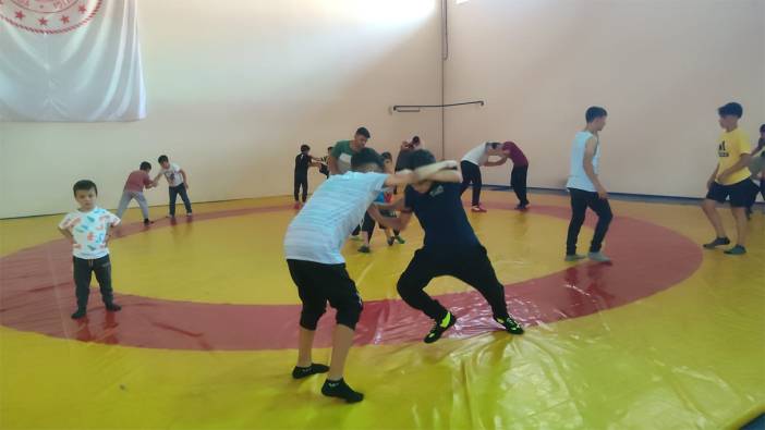 Erzurum'da geleceğin güreşçileri yetiştiriliyor