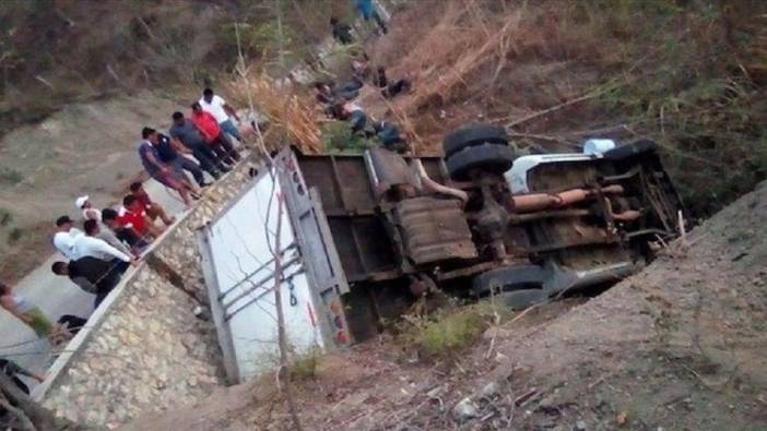 Yük kamyonu devrildi! 10 göçmen hayatını kaybetti!