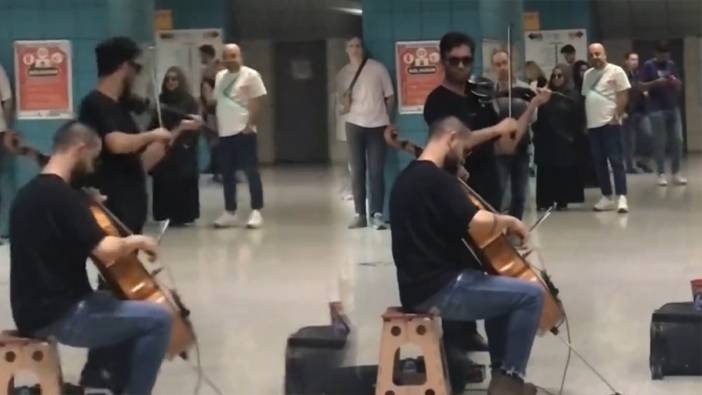 Üsküdar Marmaray Metrosu'ndaki müzisyenlerin performansı dinleyenleri mest etti