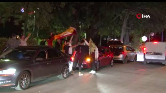 Galatasaray taraftarları galibiyet sonrası kutlama yaptı