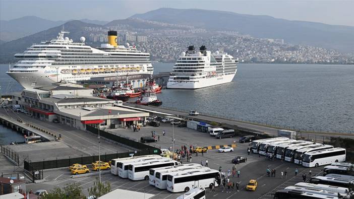İzmir Limanı'na yanaşan iki kruvaziyerle turist hareketliliği yaşandı