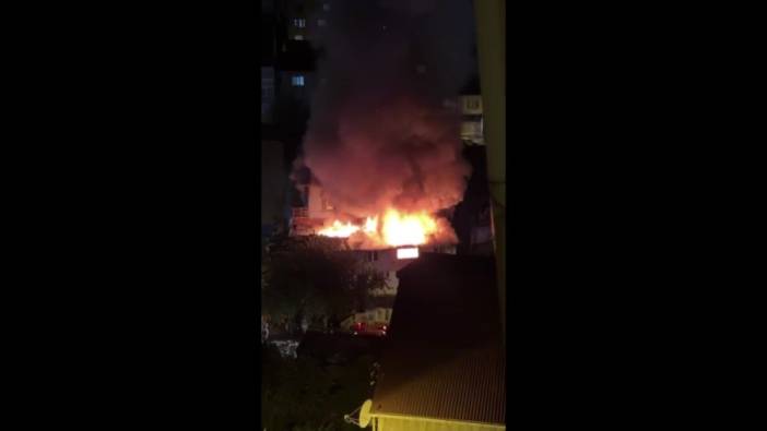 Ataşehir'de iki katlı bina alev alev yandı
