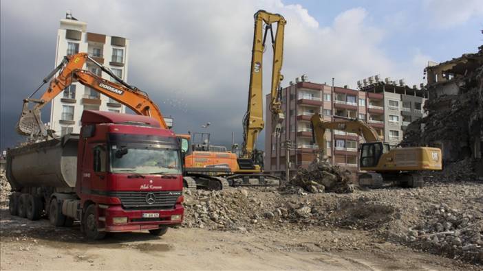 İskenderun'da bina yıkım ve enkaz kaldırma çalışmaları sürüyor