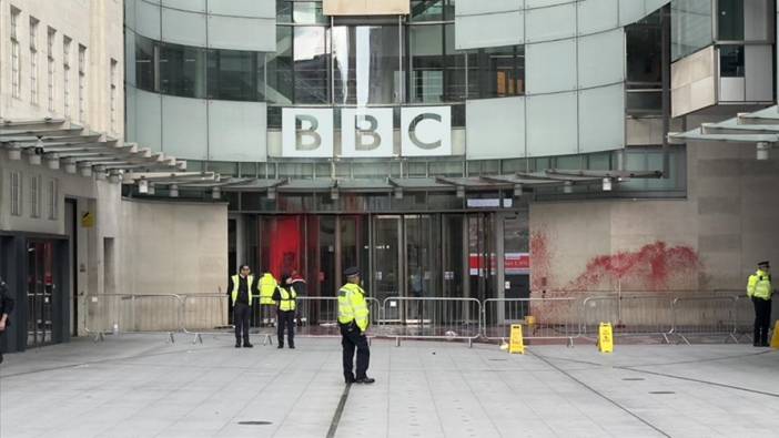 Londra'da bir grup, BBC binasını kırmızıya boyadı