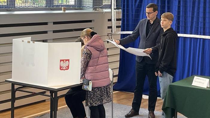 Polonya'da kesin olmayan sonuçlara göre mevcut iktidar parlamentoda çoğunluğu sağlayamıyor